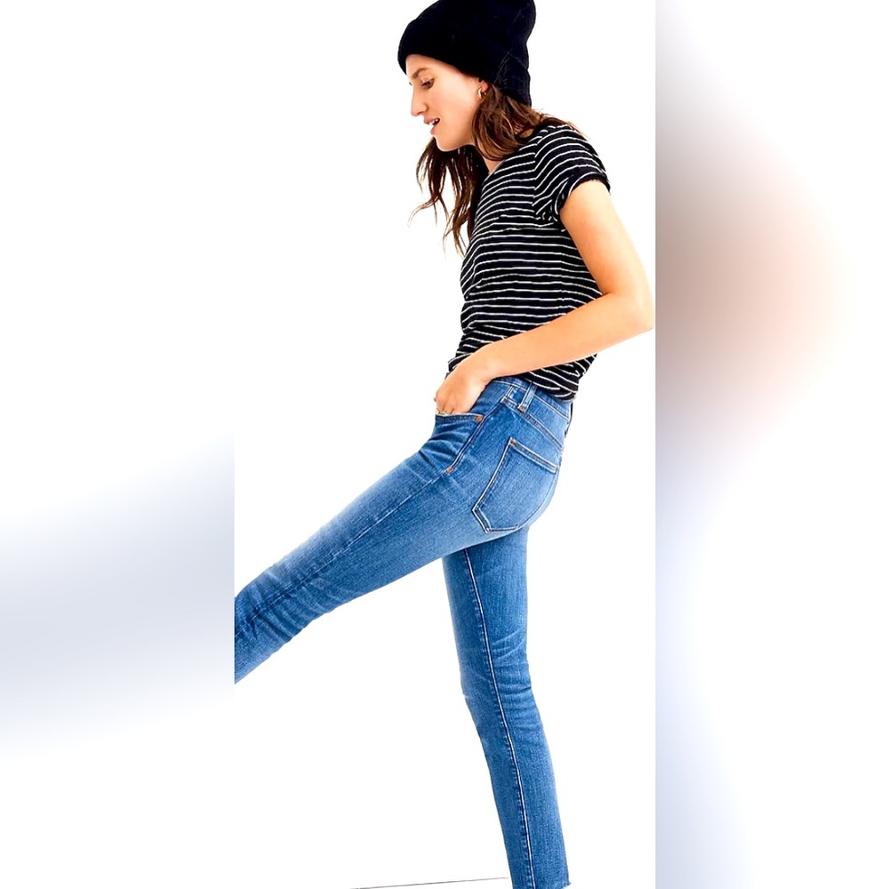 Madewell 9” High Rise Skinny Crop with Destructed Hem size 24